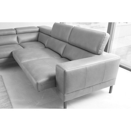 - Canapé d'angle en 100% tout cuir italien de luxe 5/6 places NAYA, assise électrique qui coulisse, gris clair, angle gauche