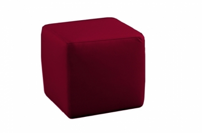 un pouf carré en cuir, bordeaux