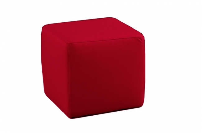 un pouf carré en cuir, rouge